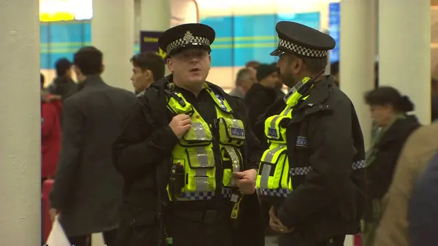 سکیورٹی اہلکار ہوائی اڈوں اور ٹرین سٹیشنوں پر تعینات ہیں۔
