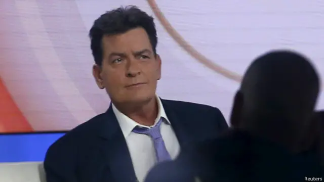 چارلی شین نے پروگرام میں کہا: ’مجھے ایسا لگ رہا ہے جیسے آج میں نے اپنے آپ کو اس قید سے رہا کر دیا ہے‘