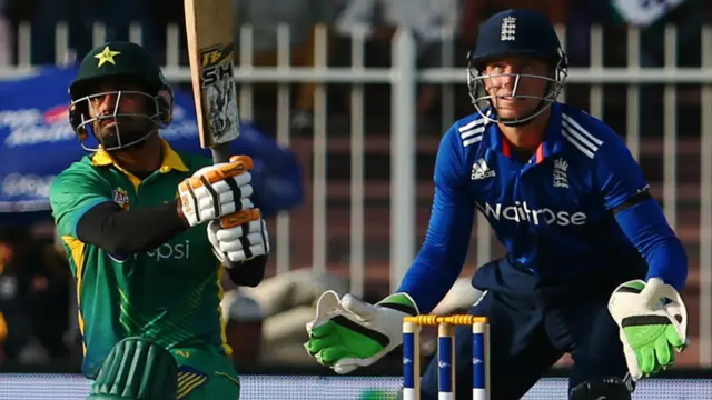 اس سے پہلے پاکستان نے ٹاس جیت کر پہلے بیٹنگ کا فصیلہ کیا تو اس کی پوری ٹیم 206 رنز بنا کر پویلین لوٹ گئی۔ پاکستان کی جانب سے محمد حفیظ نے سب سے زیادہ 45 رنز بنائے۔