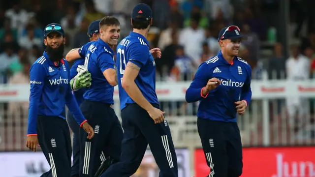 انگلینڈ نے عمدہ فیلڈنگ کا مظاہرہ کرتے ہوئے پاکستان کے تین کھلاڑیوں کو رن آؤٹ کیا۔