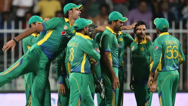 پاکستان نے ابتدا میں وکٹیں تو حاصل کیں لیکن بالرز انگلش بیٹسمینوں پر دباؤ رکھنے میں ناکام رہے