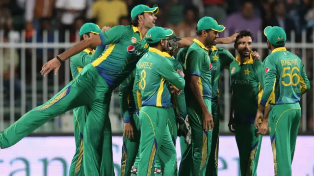 انگلینڈ کی جانب سے الیکس ہیلز اور جیسن روئے نے اننگز کا آغاز کیا تو 12 رنز کے مجموعی سکور پرانگلینڈ کی پہلی وکٹ گر گئی۔