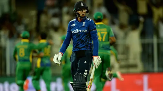 شارجہ میں کھیلے جانے والے تیسرے ایک روزہ میچ میں پاکستان نے انگلینڈ کو جیتنے کے لیے 209 رنز کا ہدف دیا ہے۔