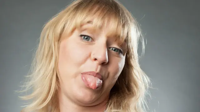 Una mujer sacando la lengua