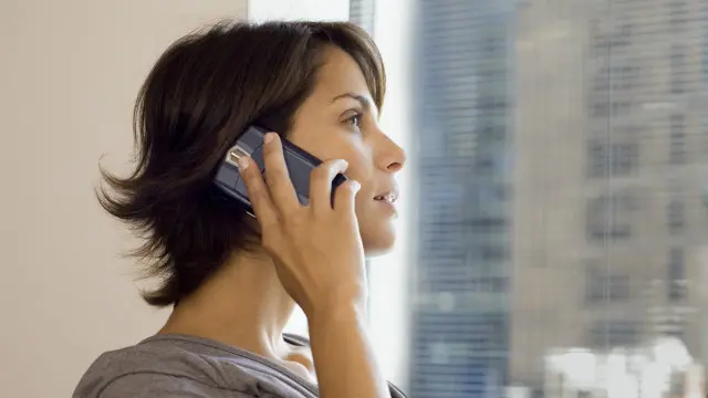 Una persona hablando por teléfono