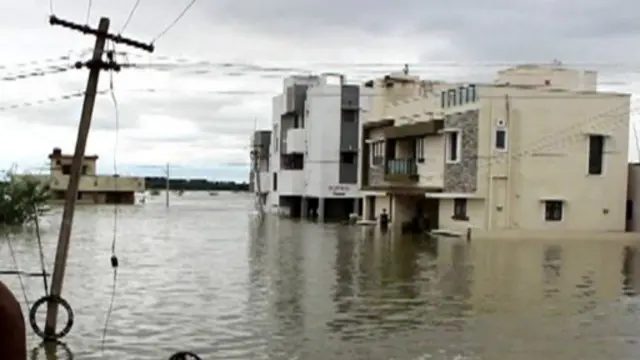 புறநகர் பகுதிகளில் வீடுகளைக் கட்டும்போது நில ஆவணங்கள் கவனமாகப் பார்க்கப்படுவதில்லை எனக் குற்றச்சாட்டுகளும் எழுந்துள்ளன