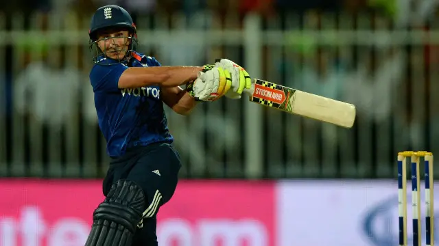 جیمز ٹیلر 61 رنز کے ساتھ کریز پر موجود ہیں