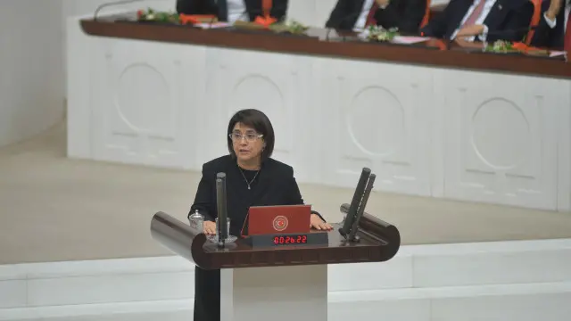 در حالی‌که در ایران نمایندگان در «پیشگاه ملت ایران» سوگند یاد می‌کنند، در ترکیه باید بدون توجه به حضور تاریخی اقوام دیگر، در «پیشگاه ملت ترک» (و نه ملت ترکیه) سوگند بخورند و چنانچه نماینده‌ای (برای نمونه از کردها) در برابر ملت ترکیه سوگند بخورد، اعتبارنامه‌اش را نمی‌پذیرند (همچون لیلا زانا که سوگندنامه‌اش ابطال شد).