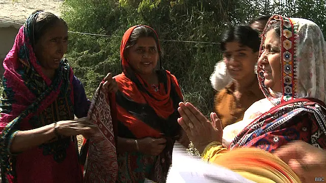 نسرین سمیجو ایک گھریلو خاتون ہیں اور ان کا مقابلہ مقامی بااثر شخصیات سے ہے