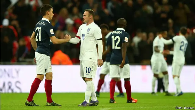 Kapten tim nasional Inggris Wayne Rooney dan kapten Perancis Laurent Koscielny