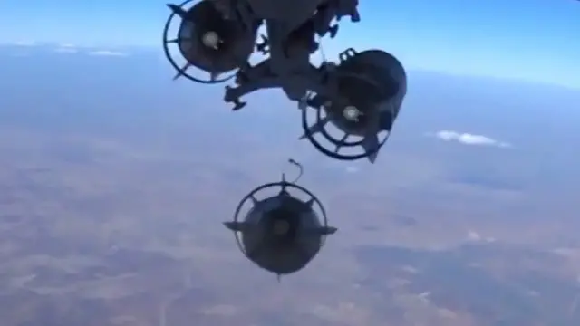 طائرة روسية تقصف مواقع داخل سوريا.