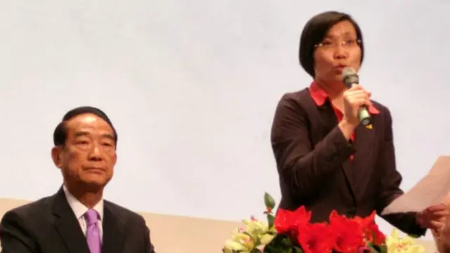 亲民党主席暨总统参选人宋楚瑜周三上午举行记者会，宣布由民国党主席徐欣莹担任副手。