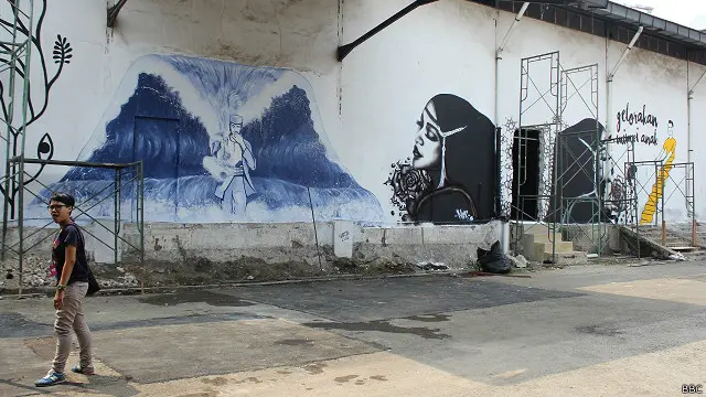 Sejumlah mural karya lima seniman perempuan muda menghiasi tembok gudang Sarinah di kawasan Pancoran, Jaksel.