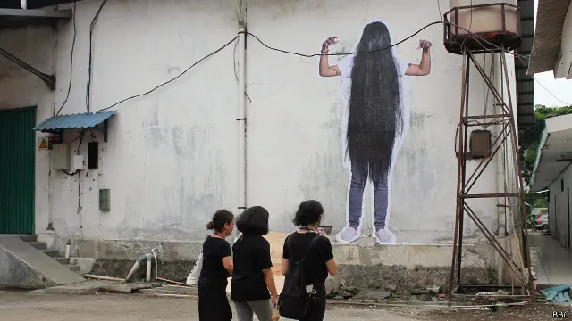 Sejumlah mural karya lima seniman perempuan muda menghiasi tembok gudang Sarinah di kawasan Pancoran, Jaksel.