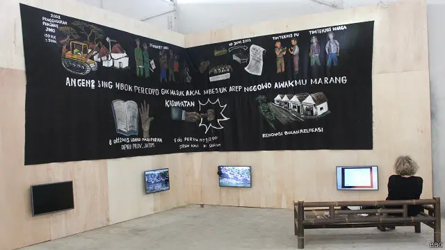 Seniman, menurut Ade Darmawan, antara lain berperan menantang perkembangan dan memberikan sesuatu yang baru.