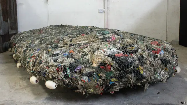 Tita Salina, seniman kelahiran 1973, mengumpulkan sampah laut di sekitar kawasan Pantai Indah Kapuk dan Muara Angke untuk nenjadi 'Pulau 1001'.