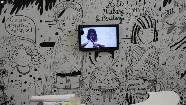 Sebelum berkarya, seniman mural asal Semarang, Annisa Rizkiana Rahmasari, tinggal bersama korban penggusuran di Kalimalang, Bekasi.