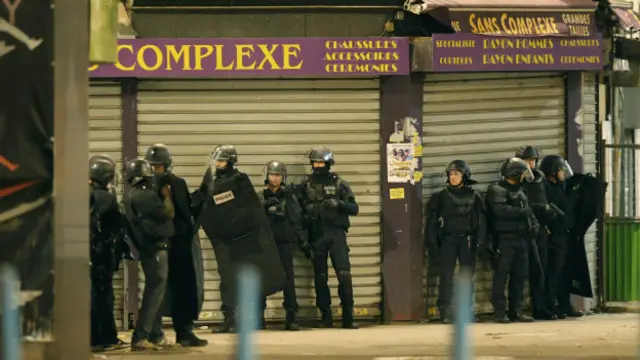 El operativo se realiza en el mismo distrito donde se encuentra el Estadio de Francia y se detonaron bombas el viernes.