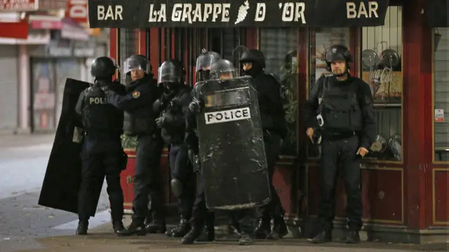 انسدادِ دہشت گردی کے شعبے سے تعلق رکھنے والے اہلکار سینٹ ڈینس کے علاقے میں کارروائی کر رہے ہیں