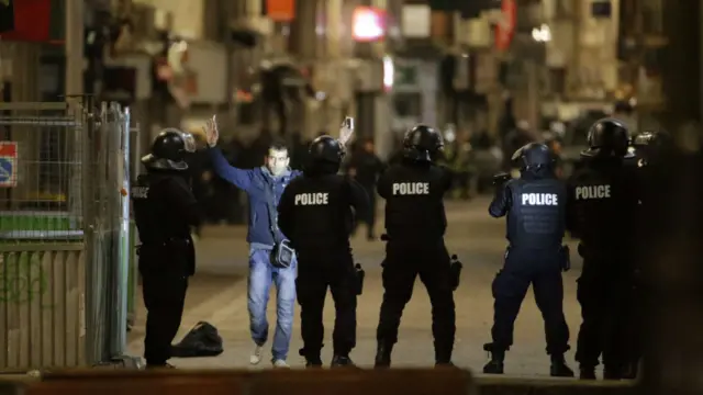 آپریشن کے دوران پولیس نے تلاشی کے بعد ہی قریبی عمارتوں کے رہائشیوں کو باہر جانے دیا