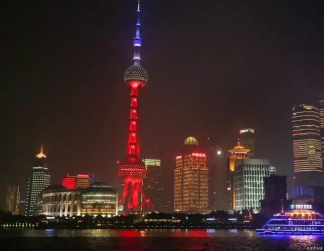 巴黎遭遇大規模恐怖襲擊後,上海東方明珠亮法蘭西國旗顏色表示道義支持