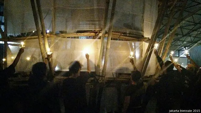 Di depan karya instalasi bambu (berjudul 'Manusia Asing') karya seniman Jonas Sestakresna, para perupa menggelar seni pertunjukan.