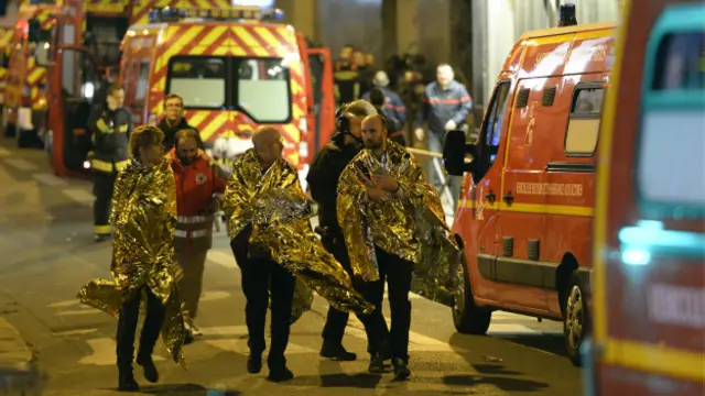 Equipes de resgate esvaziam as ruas em torno do Bataclan, alvo de ataques em Paris