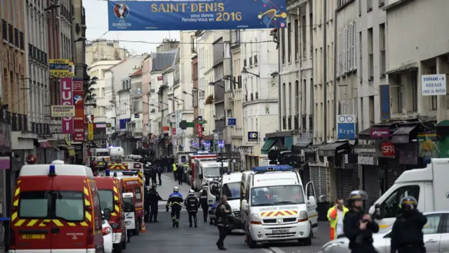 پولیس اور فوج کے ساتھ ساتھ امدادی اداروں کی گاڑیاں بھی بڑی تعداد میں جائے وقوع پر موجود رہیں