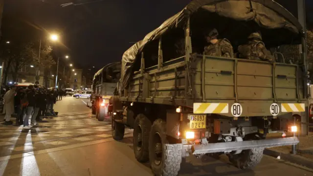 پولیس کو فلیٹ میں موجود افراد کی جانب سے شدید مزاحمت کا سامنا ہونے پر فوج طلب کی گئی 