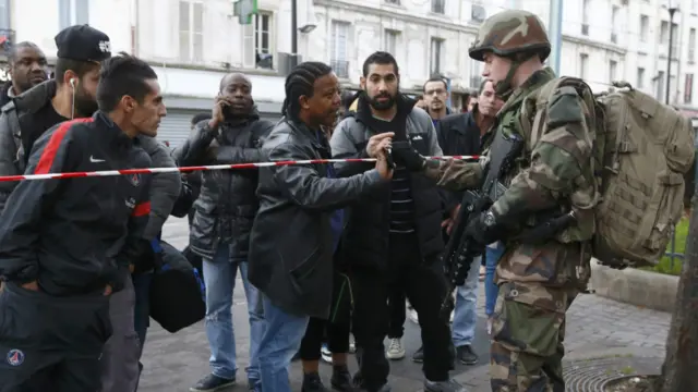 فوج نے آپریشن کے دوران علاقے کو گھیرے میں لے کر لوگوں کی نقل و حرکت محدود کر دی