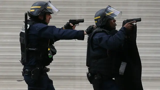 آپریشن کے دوران پانچ افراد کو حراست میں بھی لیا گیا جبکہ ایک خاتون خودکش حملہ آور سمیت دو افراد مارے بھی گئے