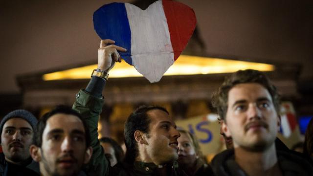 Manifestantes se reúnem em Londres em solidariedade aos franceses após ataques