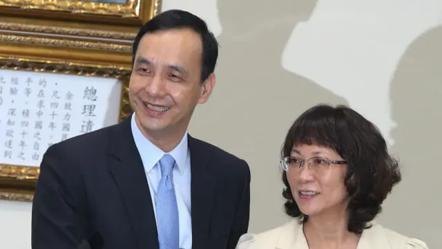 国民党主席暨总统参选人朱立伦（左）宣布副手为律师王如玄（右）。