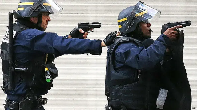 Поліція оточила район Сен-Дені близько четвертої години ранку