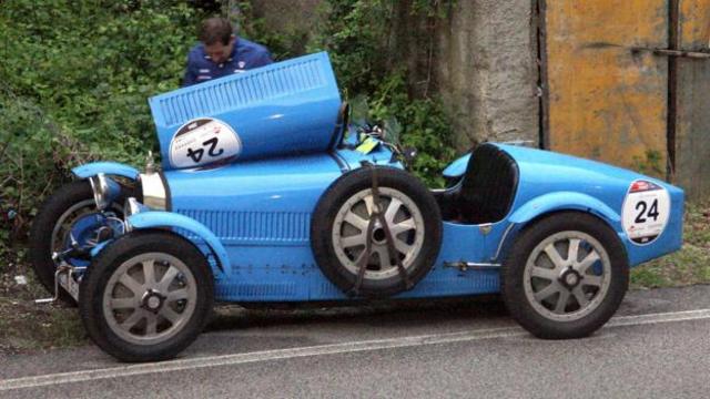 在 2014年的一千英里拉力賽上，一輛 20 世紀 20 年代出產的布加迪跑車發生了機械故障。（圖片來源：Benjamin Preston）