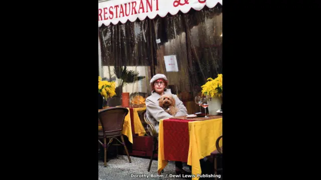 بوم کی 1940 کی دہائی میں کھینچی گئی ایک تصویر۔ بوم کا موضوع عام خواتین کی روز مرہ زندگی کی مصروفیات اور مغربی سوسائٹی میں ان کی ہم عصری کی نمائندگی کی جستجو تھا۔