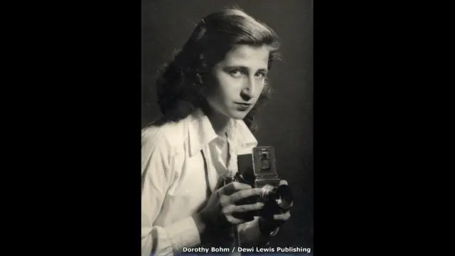 بوم بوم سنہ 1939 میں 14 برس کی عمر جرمنی سے بھاگ کر انگلینڈ آئیں۔ اس کے بعد انھوں نے فوٹوگرافی کو اپنا پیشہ بنایا۔ انھوں نے فوٹو گرافروں کی لندن گیلری کی بنیاد رکھنے میں بھرپور کردار ادا کیا۔