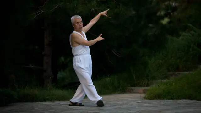 Дедушка занимается тай-чи