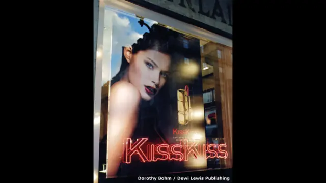 بوم کے کام کا کچھ حصہ اس بات پر توجہ مرکوز کرتا تھا کہ خواتین اشتہارات یا پوسٹروں میں کیسے ظاہر ہوتی ہیں اور دکانوں میں پتلوں کے طور پر نظر آتی ہیں۔