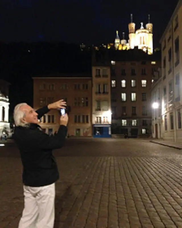 Сева фотографирует Лион