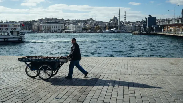 İstanbulda yaşayan azərbaycanlılar işsizlikdən də şikayət edirlər. (Foto: Arxiv)