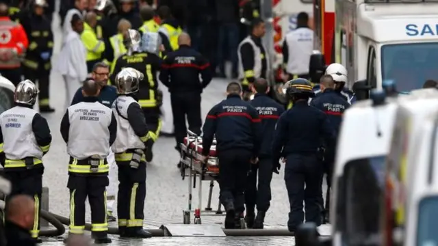 سيارات اسعاف في منطقة المداهمة