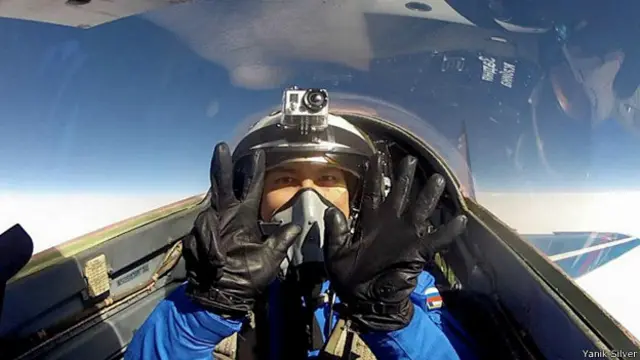 Яник Сильвер в кабине истребителя МИГ-29