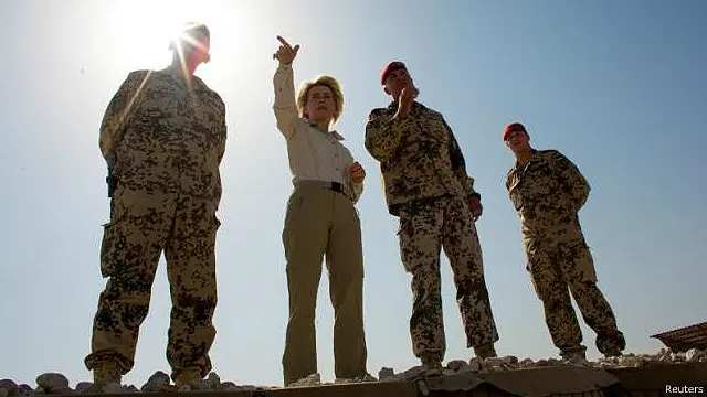 وزیر دفاع آلمان در دیدار با سربازان این کشور در اردوگاه شاهین در مزارشریف 