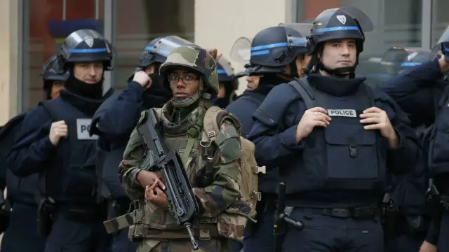 امکان اس بات کا ہے کہ صالح عبدالسلام کے ساتھ ایک اور بھی حملہ آور اب بھی مفرور ہے