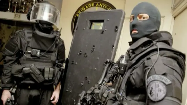 حملہ آوروں کی جانب سے پولیس کو مزاحمت کا سامنا تھا