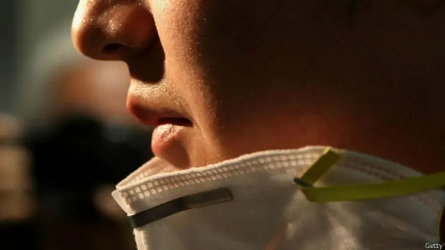 Женщина с марлевой маской