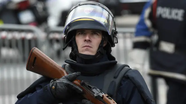 巴黎袭击案发生后,法国全面加强安全戒备。