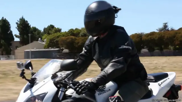 සාමාන්ය යතුරුපැදි හිමියන්ට දැරිය හැකි වන පරිදි හැකි තාක් පහසු මිලකට මෙම ආරක්ෂක හිස්වැස්ම වෙළඳපොලට හඳුන්වා දීමට බලාපොරොත්තු වන බවත් ඔහු කියා සිටියේය