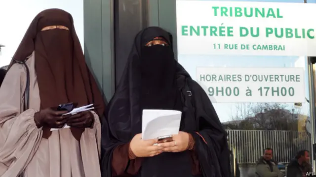 Parisdə polis tribunalı qarşısında nikab qadağasını pozduqlarına görə duran iki qadın.